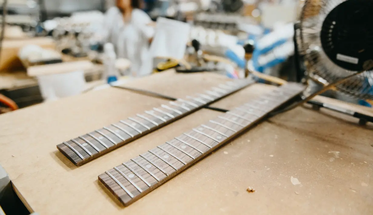 Fingerboard gitar Gibson terlihat sedang diproduksi di Gibson USA Factory, Nashville, Tennessee, Amerika Serikat, Rabu (17/7/2019). Gibson kembali bangkit dari kebangkrutan setelah disuntik dana segar. (Jason Kempin/Getty Images/AFP)