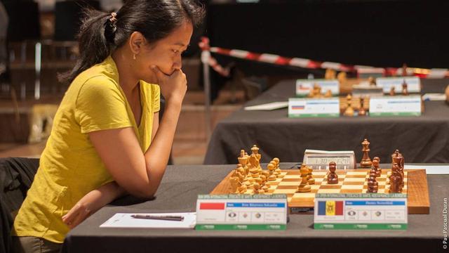 Gaya GM Irene Sukandar saat Main Catur, Penuh Konsentrasi