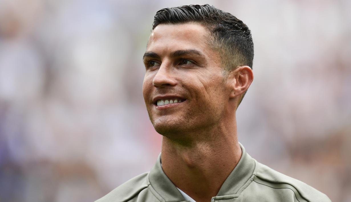 Striker Juventus, Cristiano Ronaldo, bersiap jelang melawan Sassuolo pada laga Serie A di Stadion Juventus, Turin, Minggu (16/9/2018). CR 7 cetak dua gol, Juve menang 2-0 atas Sassuolo. (AFP/Miguel Medina)
