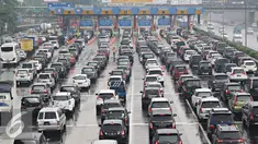 Kendaraan terjebak macet di Gerbang Tol Cibubur Utama, Jakarta, Kamis (5/5). Tingginya volume kendaraan dari Jakarta yang menuju Bogor dan sekitarnya selama masa libur membuat arus lalu lintas di kawasan tersebut macet. (Liputan6.com/Immanuel Antonius)