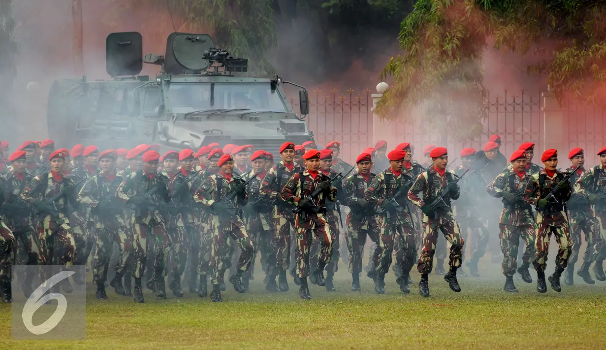 Ratusan prajurit Kopassus bersiap mengikuti upacara Penyematan Brevet Komando kepada KSAD Jenderal TNI Mulyono di Makopassus, Cijantung, Jakarta, Jumat (25/9/2015).Jenderal TNI Mulyono mendapat tiga brevet kehormatan. (Liputan6.com/Helmi Fithriansyah)