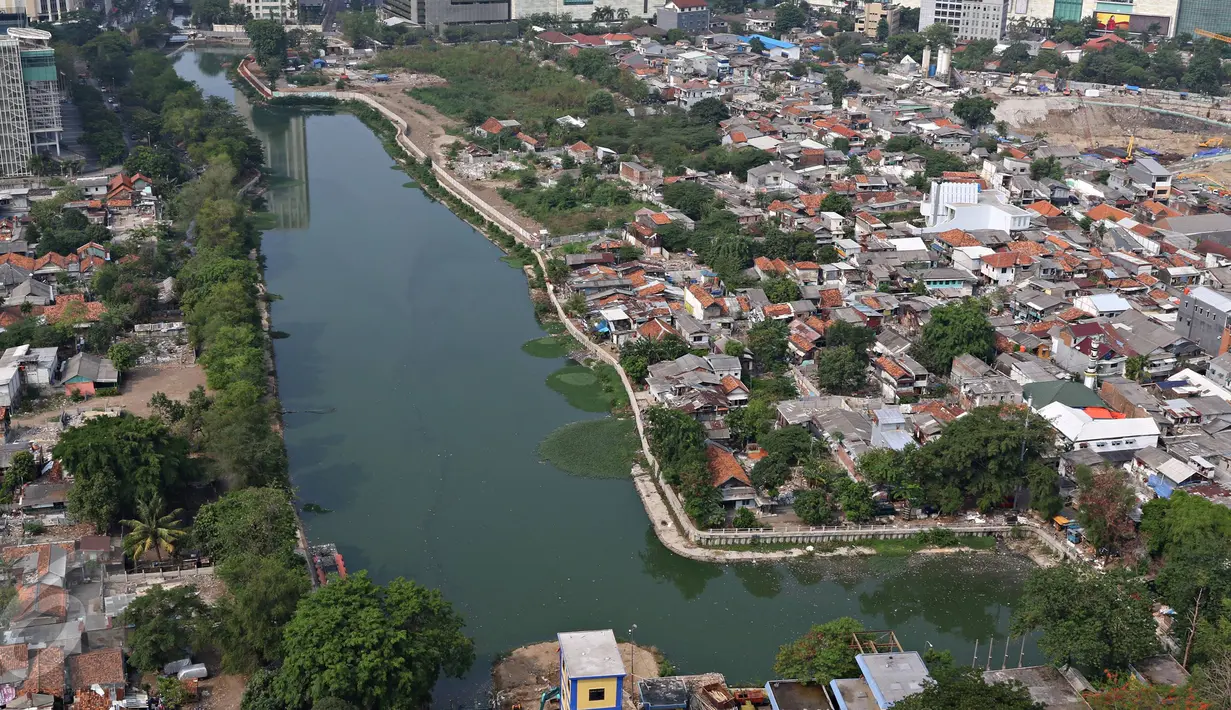 Lansekap pemukiman penduduk berlatar gedung bertingkat terlihat di Jakarta, Kamis (12/11/2015). Portal properti global Lamudi mencatat Indonesia merupakan tempat termahal kedua di Asia untuk membeli tanah. (Liputan6.com/Immanuel Antonius)