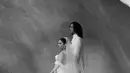 Untuk upacara pernikahannya, Vanessa memilih gaun putih mutiara Vera Wang yang ramping dan modern yang terinspirasi oleh supermodel tahun 90-an.  [@vanessahudgens/@verawang]