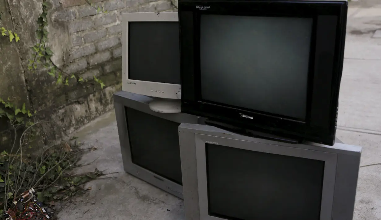 Sejumlah televisi analog lama terlihat dipinggirn jalan di Mexico City, Meksiko, (16/12). Nantinya pemerintah Meksiko akan membagikan secara gratis Tv digital kepada masyarakat yang kurang mampu. (REUTERS/Henry Romero)