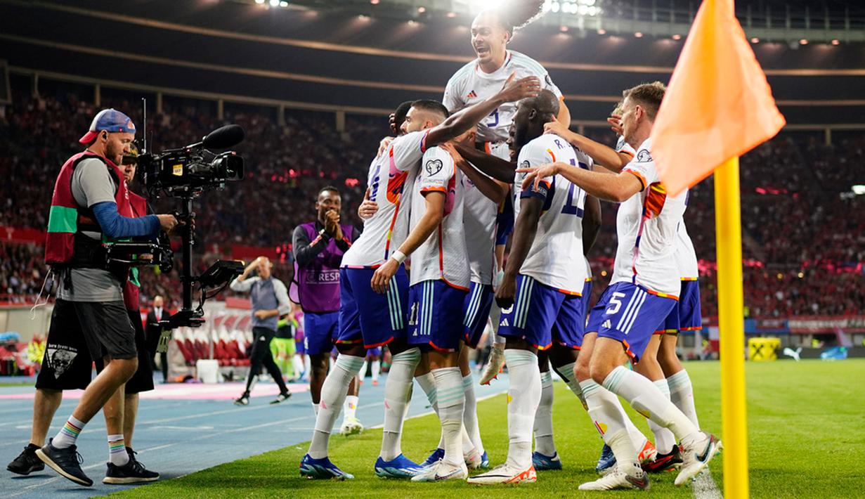 Pemain Belgia Dodi Lukebakio (kiri) merayakan bersama rekan satu timnya setelah mencetak gol ke gawang Austria pada pertandingan sepak bola Grup F Kualifikasi Euro 2024 di Stadion Ernst Happel, Wina, Austria, Jumat (13/10/2023). Belgia menang 3-2. (AP Photo/Florian Schroetter)
