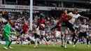 Pemain Tottenham Hotspur, Harry Kane (kedua kanan) mencetak gol kedua timnya ke gawang Manchester United pada laga lanjutan Liga Inggris 2016/2017 di White Hart Lane, London, 14 Mei 2017. Kane berhasil memimpin daftar top skor pada musim tersebut dengan mencetak 29 gol. (AFP/Ikimages/Ian Kington)