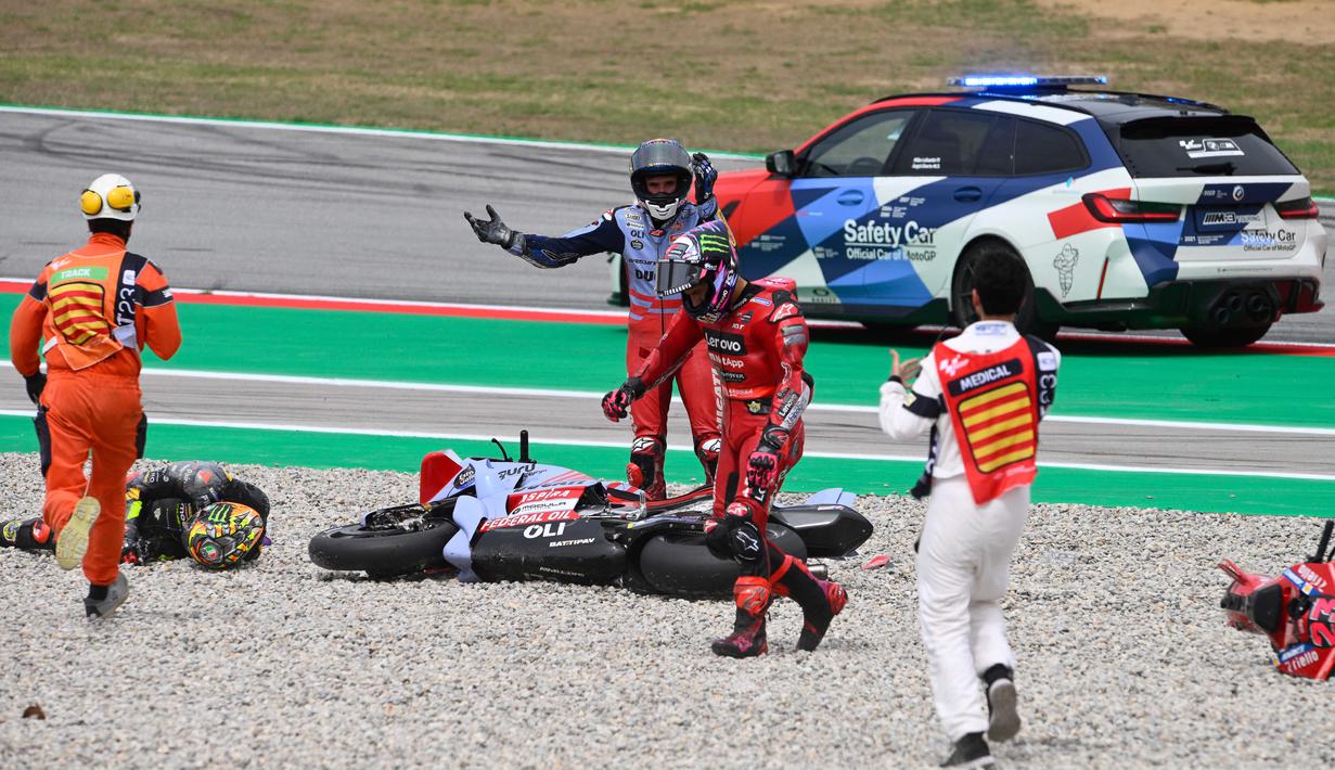 Ekspresi kekecewaan sejumlah pembalap setelah mengalami kecelakaan setelah melibas Tikungan 1 di  Sirkuit Catalunya. (AFP/Josep Lago)