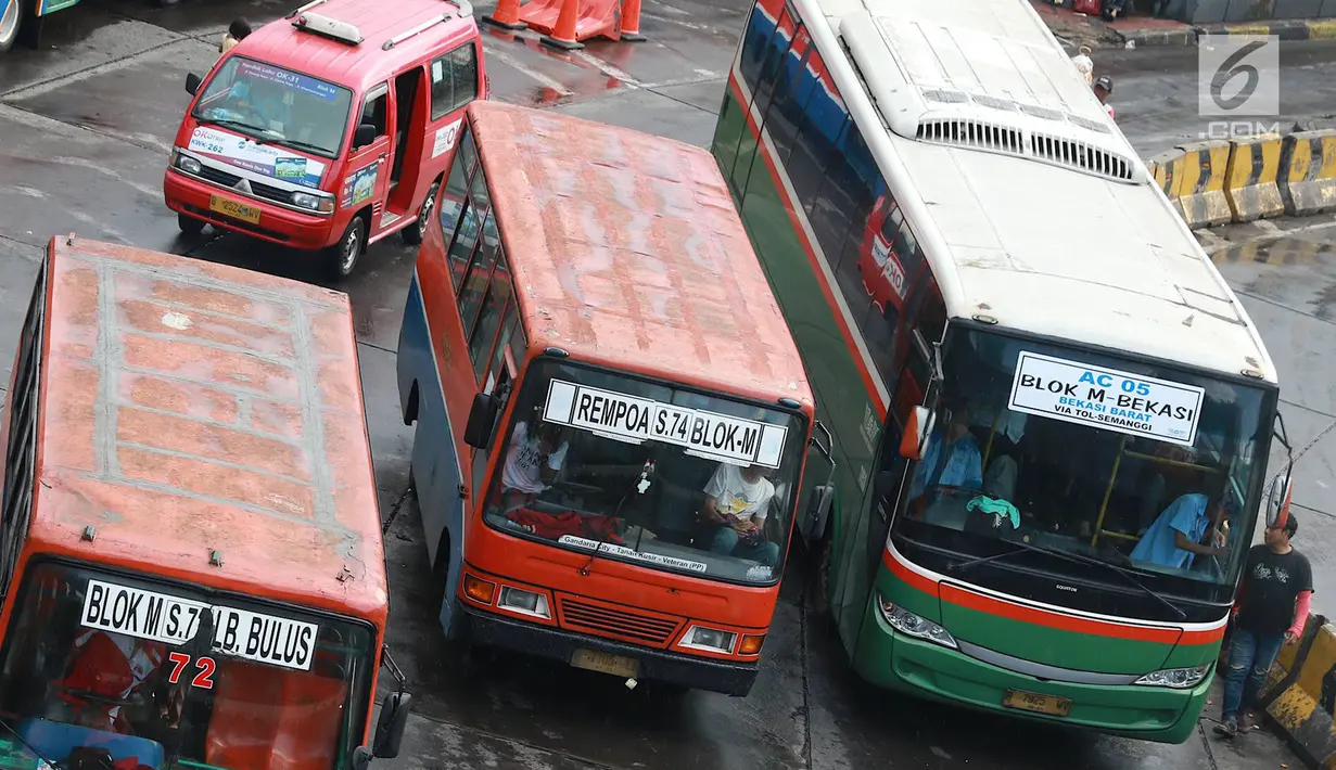 Angkutan Metromini menunggu penumpang di Terminal Blok M, Jakarta, Jumat (12/4). Sebanyak 312 bus sedang yang akan bekerja sama dengan Jak Lingko didapat dari empat operator yaitu Metromini, Kopaja, Kopami, dan Koantas Bima. (Liputan6.com/Immanuel Antonius)