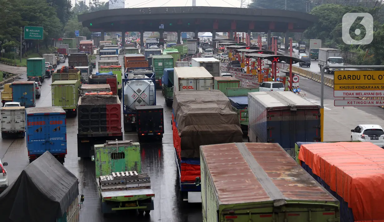 Kemacetan panjang di Gerbang Tol Cikupa, Kabupaten Tangerang, Banten, Kamis (6/5/2021). Kemacetan panjang terjadi akibat adanya pemberlakuan penyekatan larangan mudik Lebaran yang berlaku hari ini hingga 17 Mei mendatang. (Liputan6.com/Angga Yuniar)