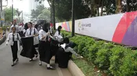 Kemenperin ajak sukarelawan dari masyarakat industri membersihkan pekarangan di sekitar Gelora Bung Karno (GBK) pada saat penutupan Asian Games 2018.