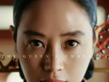 Kim Hye Soo berperan sebagai Ratu Hwaryeong dalam The Queen's Umbrella. (Foto: tvN via Soompi)
