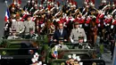 Presiden Perancis, Francois Hollande (kiri) bersama Jenderal Pierre de Villiers (Staff Panglima Angkatan Darat Perancis) melakukan inspeksi pasukan perayaan peringatan Bastile Days 2014 di jalan Champs Elysees, Paris, (14/7/2014). (REUTERS/Benoit Tessier)