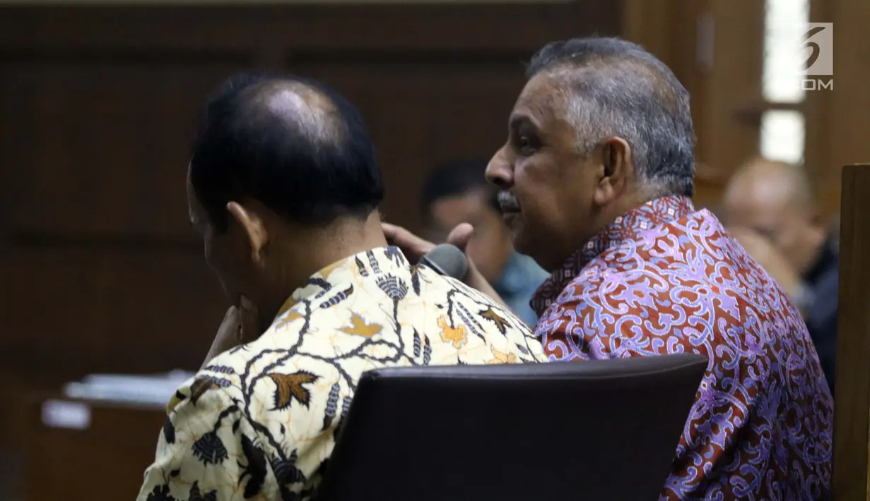 Dirut PT PLN Persero Sofyan Basir (kanan) bersama Direktur Pengadaan Strategis 2 PT PLN Supangkat Iwan Santoso saat menjadi saksi sidang dugaan suap pembangunan PLTU Riau-1 di Pengadilan Tipikor, Jakarta, Selasa (12/2). (Liputan6.com/Helmi Fithriansyah)