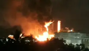 Foto tangkap layar dari video amatir yang beredar di media sosial terkait kebakaran yang terjadi di area Kilang Pertamina Balikpapan, pada Sabtu (25/5/2024) pagi.