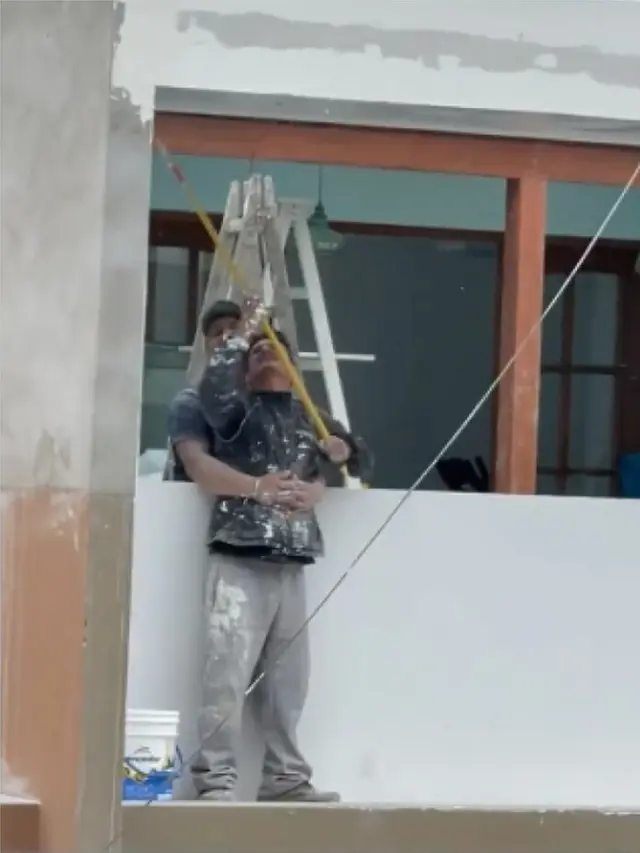 6 Potret Kuli Proyek Saling Bekerja Sama di Ketinggian, Enggak Takut Jatuh