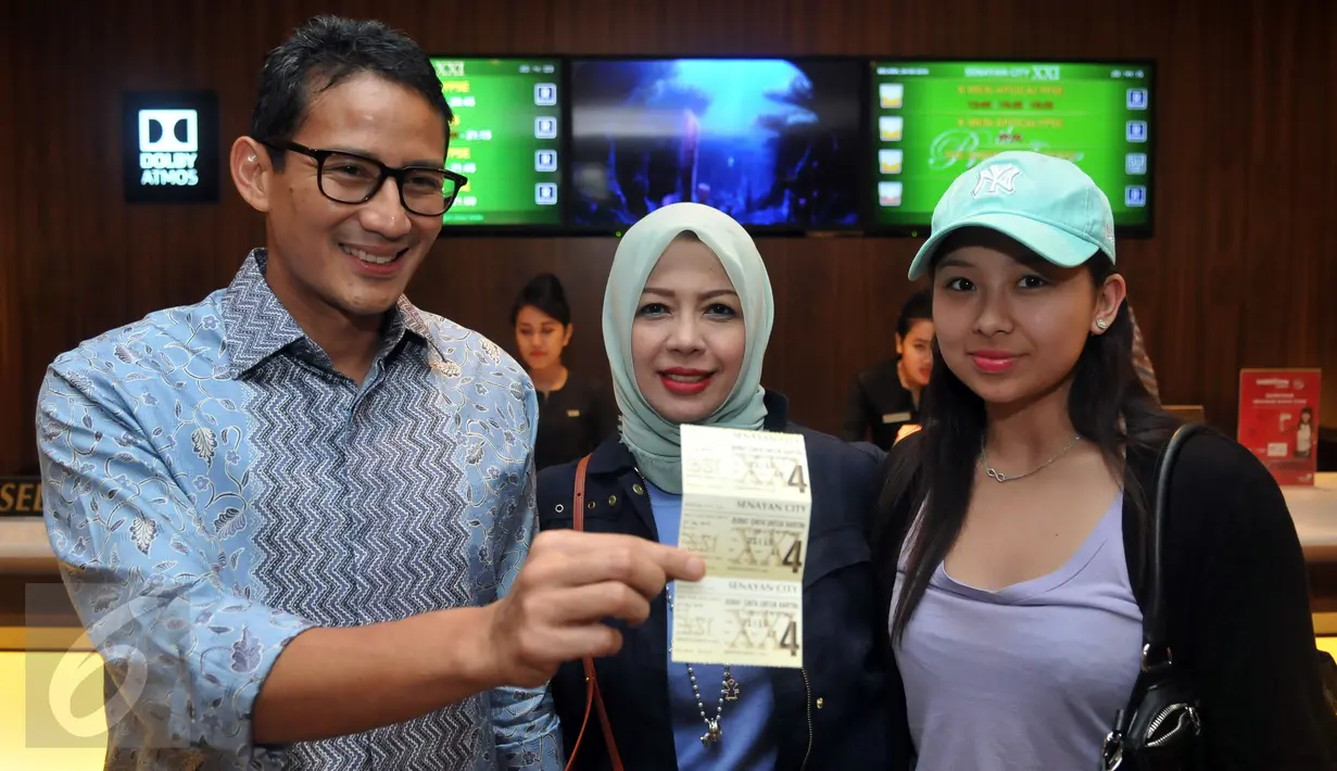 Sandiaga Uno memperlihatkan tiket saat akan nonton di di XXI Senayan City, Selasa Malam (24/5/2016). Bakal Calon Gubernur DKI Jakarta itu mengaku mendukung perfilman Indonesia dan industri kreatif. (Liputan6.com/Johan Tallo)