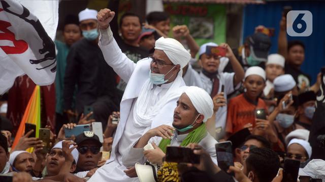 FOTO: Tiba di Petamburan, Rizieq Shihab Disambut Massa Pendukung