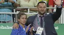 Atlet Kosovo, Majlinda Kelmendi  merayakan kemenangannya setelah memenangkan medali emas pada cabang judo putri Olimpiade 2016 di Rio de Janeiro, Minggu (7/8). Kelmendi menjadi atlet pertama dari Kosovo yang meraih medali Olimpiade. (Jack GUEZ/AFP)