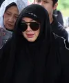 Kabar duka dari pasangan selebriti Rina Gunawan dan Teddy Syach. Ayahanda presenter Rina Gunawan menghembuskan nafas terakhirnya pada Minggu, (22/5) sekitar pukul 17.10 WIB. (Adrian Putra/Bintang.com)