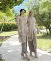 Artis berusia 29 tahun ini tampil anggun dalam balutan kebaya berwarna khaki dengan detail bordir  dibuat oleh tangan piawai desainer Fadlan. @enzystoria