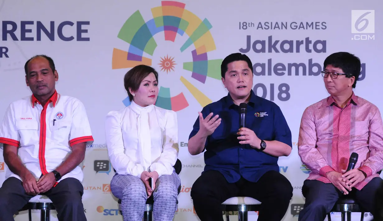 Ketua Umum INASGOC, Erick Thohir (ketiga kiri) memberi keterangan saat konferensi pers Official Broadcaster Asian Games 2018 di Jakarta, Kamis (8/2). Asian Games 2018 berlangsung 18 Agustus-2 September. (Liputan6.com/Helmi Fithriansyah)