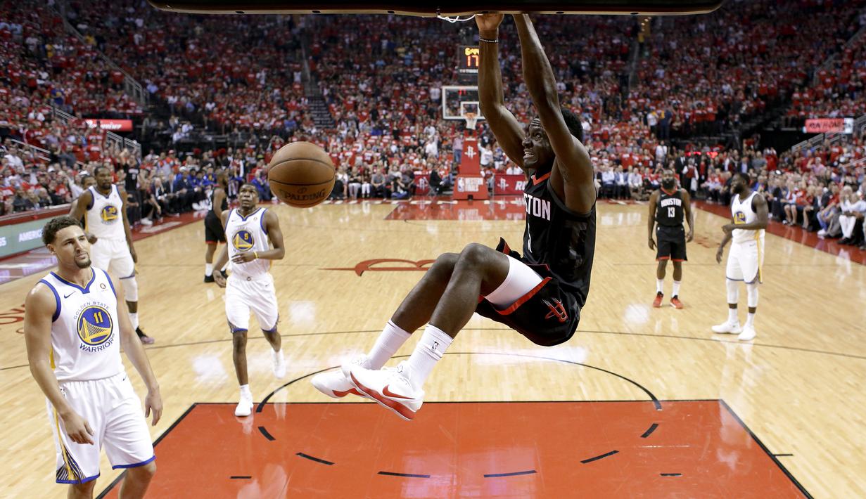 Aksi pemain Houston Rockets, Clint Capela melakukan dunks saat melawan Golden State Warriors pada gim kelima final NBA basketball Wilayah Barat di Toyota Center, Houston, (24/5/2018). Houston menang 98-94. (AP/David J. Phillip)