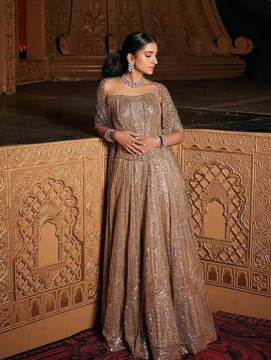 Sedangkan acara pre-wedding atau pranikah yang sedang ramai dibicarakan sekarang ini, merupakan tradisi pernikahan di India. Tak main-main, acara pre-wedding Anant Ambani dan Radhika Merchant memiliki 9 dresscode berbeda untuk para tamu undangannya. [Foto: Instagram/loveleen_makeupandhair]