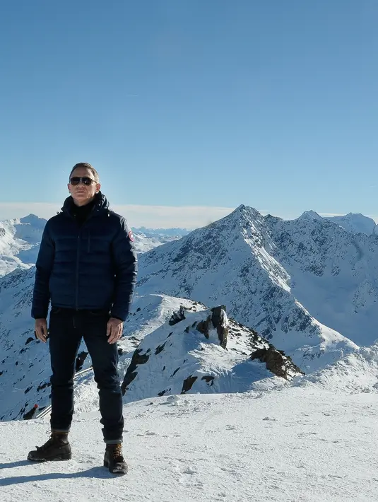 Daniel Craig di salah satu lokasi syuting film 'Spectre' di ski resort of Soelden, Austria. (Bintang/EPA)