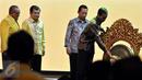 Presiden Jokowi didampingi Wapres Jusuf Kalla dan Ketua Umum Golkar Aburizal Bakrie memukul gong sebagai tanda dibukanya musyawarah nasional luar biasa (Munaslub) Golkar di Bali Nusa Dua Convention Center, Bali, Sabtu (14/5).  (Liputan6.com/Johan Tallo)