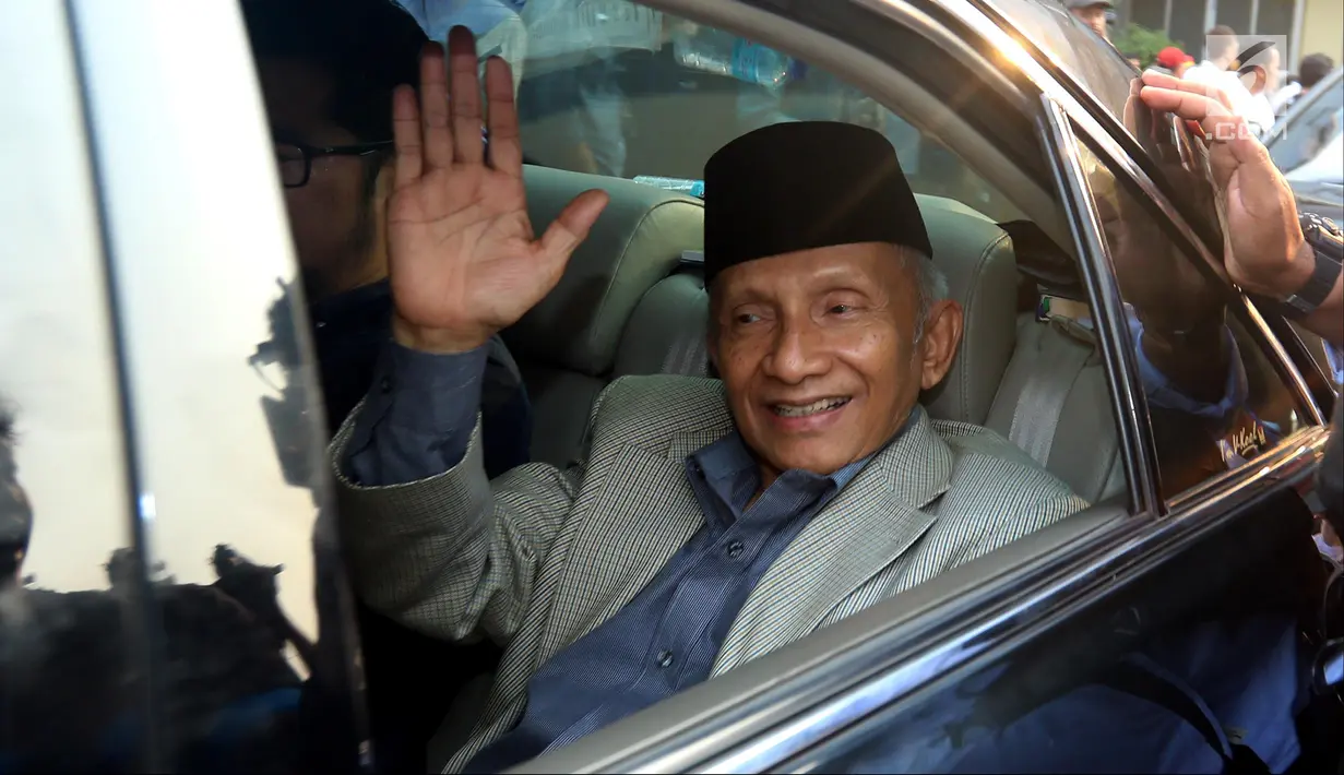 Ekspresi Ketua Dewan Kehormatan Partai Amanat Nasional (PAN) Amien Rais usai menjalani pemeriksaan di Direktorat Kriminal Umum Polda Metro Jaya, Jakarta, Rabu (10/10). Amien menebar senyum saat meninggalkan Polda Metro Jaya. (Liputan6.com/JohanTallo)