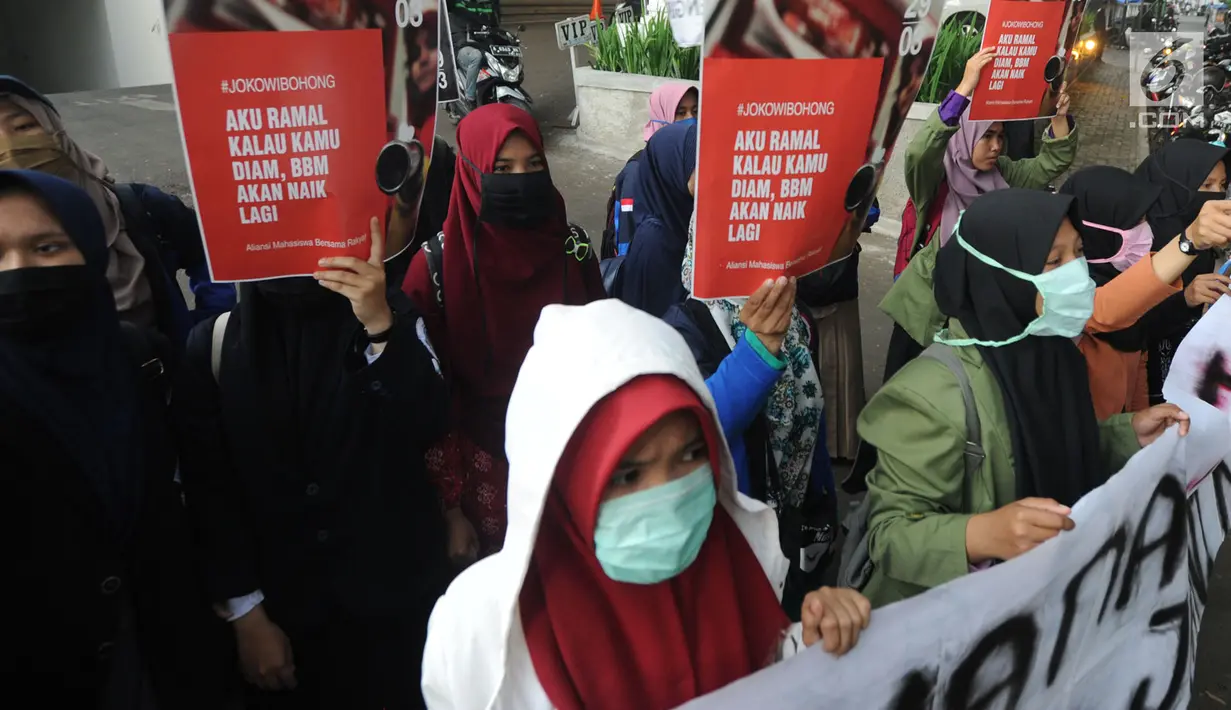 Mahasiswa yang tergabung dalam KAMMI Bogor melakukan aksi menolak harga kenaikan BBM di Jalan Ir. H.Djuanda, Bogor (29/03). Selain itu mereka juga menuntut pemerintah menjamin ketersedian BB subsidi bagi masyarakat. (Merdeka.com/Arie Basuki)
