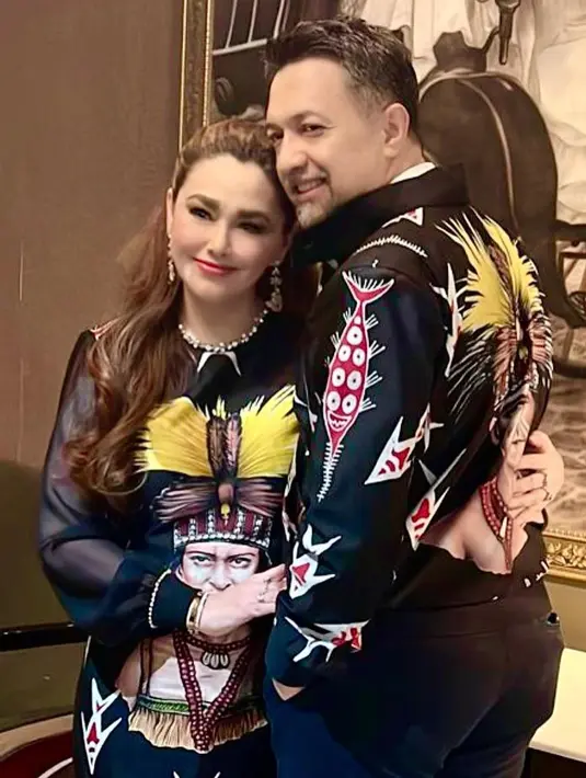 Beda keyakinan dan pria lebih muda, tapi keduanya bisa menjalani rumah tangga harmonis. Selama menikah, pasangan ini jauh dari gosip miring. Bahkan, keduanya terlihat sangat harmonis. Melalui akun instagramnya, keduanya kerap membagikan potret kemesraannya. [Instagram/alenia259]