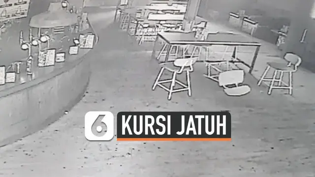 Pemandangan horor terlihat dalam video dari CCTV sebuah bar di Sheffield, Inggris. Dalam tayangan singkat itu terlihat sejumlah bangku terjatuh dan bergerak sendiri.