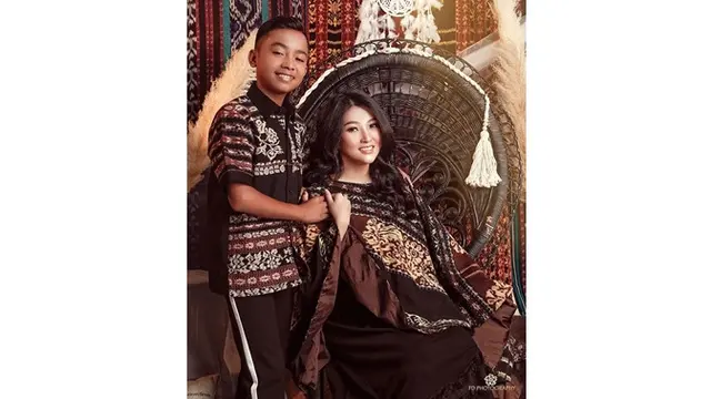 Ajak Betrand Peto, Begini 7 Gaya Foto Keluarga Ruben Onsu dengan Pakaian Nuansa Etnik