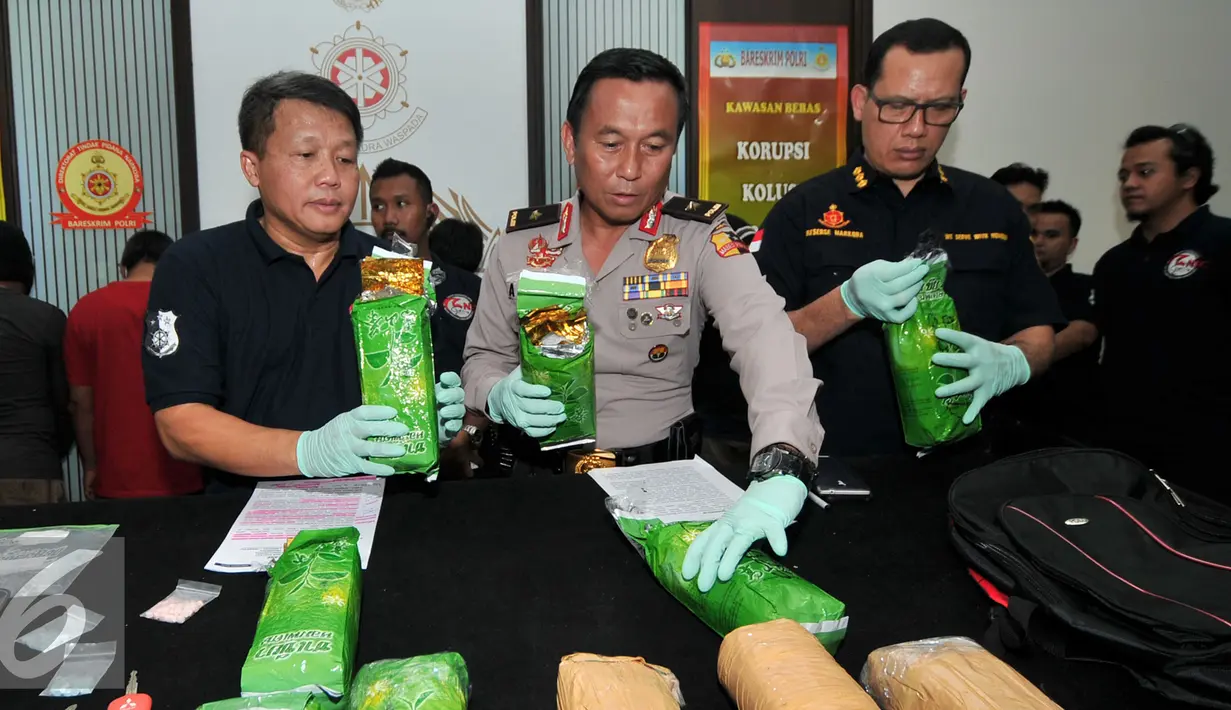 Barang bukti shabu yang berhasil diamankan satuan Ditnarkoba Bareskrim Polri, Jakarta, Senin (18/1). Ditnarkoba berhasil mengamankan barang bukti shabu sebanyak 10kg dan 100 butir ecstasy. (Liputan6.com/Yoppy Renato)