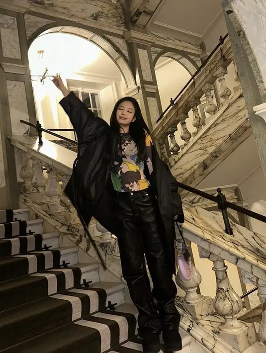 <p>Jennie Blackpink tampil dengan jaket oversize dan celana hitam, semakin menarik dengan longslevee motif karakter Anime.</p>