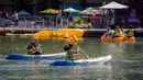 Sejumlah orang bermain kayak di danau buatan Bassin de la Villette dalam acara Paris Plages, Paris, Prancis, 18 Juli 2020. Acara Paris Plages digelar dari 18 Juli hingga 30 Agustus, menawarkan beragam kegiatan di tepi Sungai Seine dan Bassin de la Villette. (Xinhua/Aurelien Morissard)