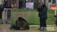 Seorang pria tertangkap kamera sujud di stasiun kereta api Shandong, di hadapan orang tuanya.