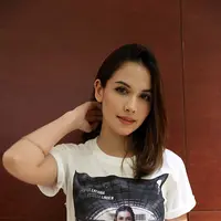 Bisa melihat makhluk yang tak terlihat itulah gambaran Estelle Linden dalam film terbarunya berjudul Mereka yang Tak Terlihat. Ia memerankan gadis bernama Saras yang memiliki ibu bernama Laras yang diperankan Sophia Latjuba. (Nurwahyunan/Bintang.com)