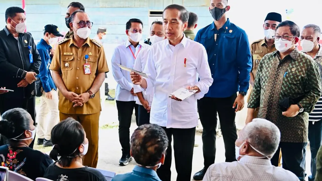 Presiden Jokowi menyerahkan sejumlah bantuan sosial bagi para penerima manfaat di Kantor Pos Jailolo Kabupaten Halmahera Barat, Provinsi Maluku Utara, Rabu (28/9/2022)