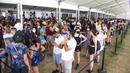 Pengunjung mengantre pada tenda merchandise di Coachella Music and Arts Festival, Empire Polo Club, Indio, California, Amerika Serikat, 16 April 2022. Niki Zefanya dan Rich Brian menjadi musisi Indonesia pertama yang tampil di Coachella. (Photo by Amy Harris/Invision/AP)