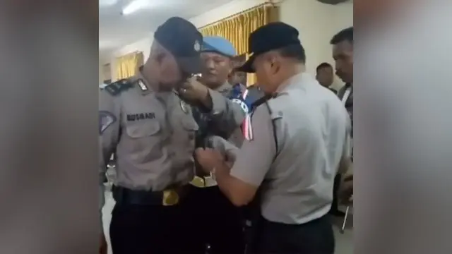 Seorang Polisi yang melakukan pemerasan terhadap pengendara motor di Medan, akhirnya dicopot jabatannya oleh Polrestabes Medan.