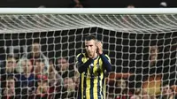 Striker Fenerbahce Robin van Persie mencetak gol ke gawang Manchester United pada laga Liga Europa di Old Trafford, Manchester, Kamis (20/10/2016). (AFP/Oli Scarff)