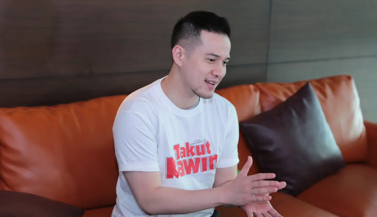 "Seneng, puas. Soalnya kan kayak selama ini kan kerja bareng selama dua bulan, terus bisa pada satu hasil akhir yang kayak gitu tuh puas, puasnya minta ampun," kata Herjunot Ali. (Adrian Putra/Bintang.com)