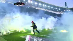 Pada pertandingan Sporting CP Vs Benfica dalam lanjutan Liga Portugal diwarnai kerusuhan pelemparan kembang api. This video is presented by Ballball.