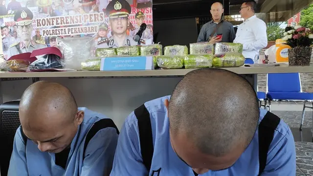Dua pria asal Sulawesi Utara yng ditangkap Polresta Pekanbaru karena menjadi kurir sabu.