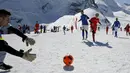 Kiper berusaha mengambil bola yang mengarah ke gawangnya saat pertandingan antara Swiss melawan Italia dalam kompetisi The Euro 2016 of the Mountain Villages Soccer Tournament di Gletser Allalin, Swiss (12/3/2016). (Reuters/Ruben Sprich)