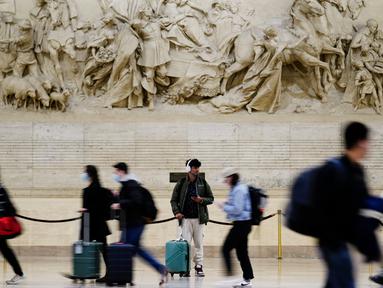 Wisatawan melewati Stasiun 30th Street di Philadelphia, Pennsylvania, Amerika Serikat (AS), Rabu (22/11/2023). Terlepas dari inflasi dan kenangan akan krisis perjalanan selama musim liburan tahun lalu, warga AS diperkirakan akan melakukan perjalanan lewat udara dan jalan raya dalam jumlah besar selama liburan Thanksgiving Day. (AP Photo/Matt Rourke)