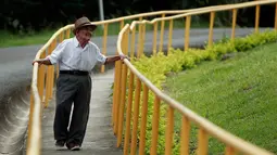 Kakek Chepito berjalan di halaman panti jompo Sisters of Charity di San Jose , Kosta Rika, Senin (11/8/2015).   Di tengah usia rentanya, dia rutin melakukan senam dan olahraga ringan setiap pagi. (REUTERS/Juan Carlos Ulate)