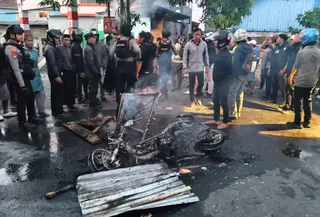 Bentrok Antarwarga di Makassar Pecah: Motor Dibakar, Seorang Pemuda Tewas Tertembak